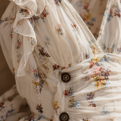 Macrodetail van Claire - Robe Mini Rétro à Fleurs met zichtbare lichte stofstructuur, kleine multicolour bloemen, fijne stiksels, tailleplooien, ruches en vintagekleurige knopen.