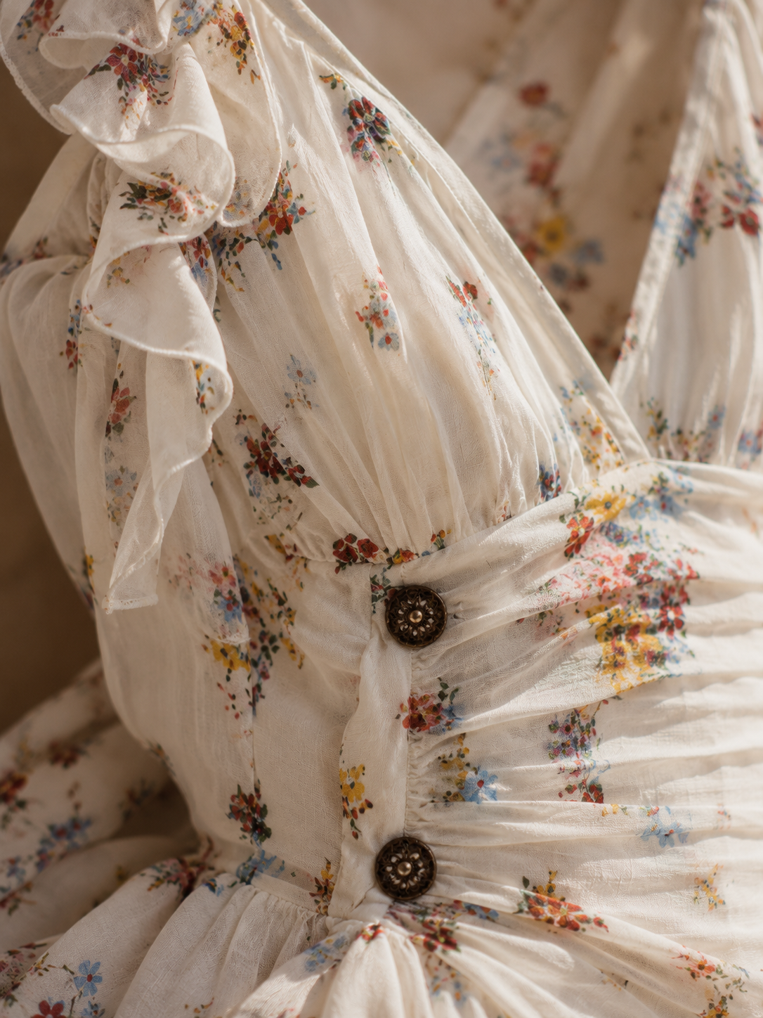Macrodetail van Claire - Robe Mini Rétro à Fleurs met zichtbare lichte stofstructuur, kleine multicolour bloemen, fijne stiksels, tailleplooien, ruches en vintagekleurige knopen.